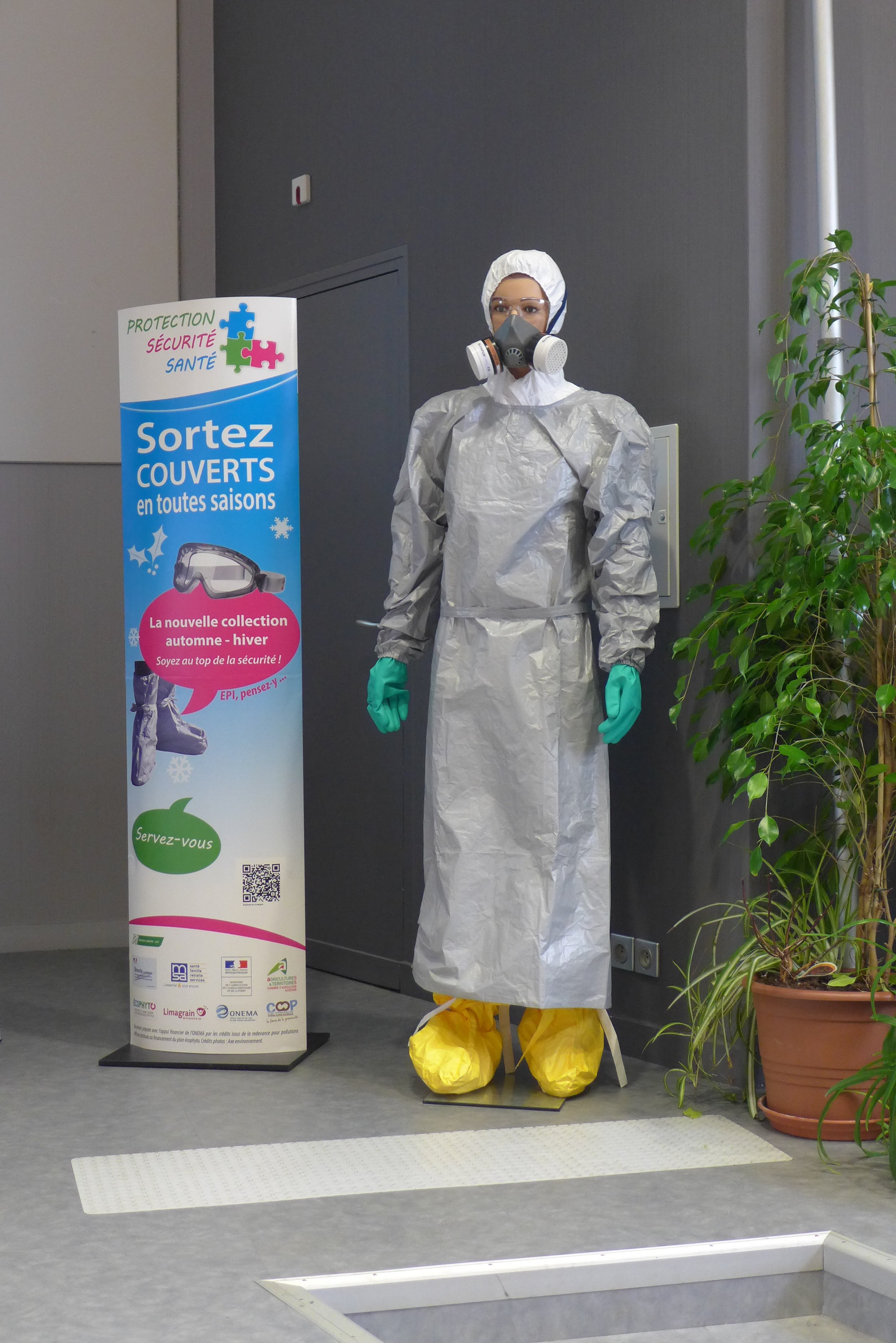 Mannequin vétu d'un équipement de protection contre les produits phytosanitaires : combinaison, masque, tablier, gants, surchaussures.