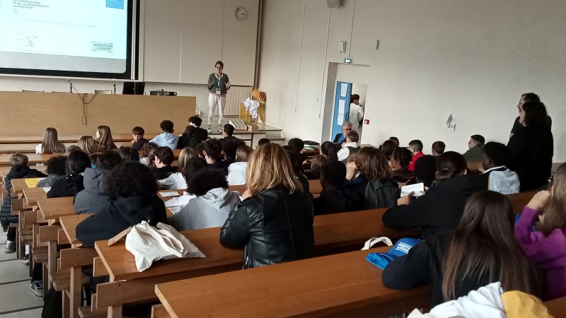 Image 4 : salon T&B - parcours des groupes de collégiens - échanges sur la diversité des métiers du vivant