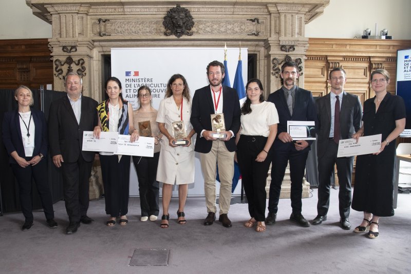Photographie des participants à la cérémonie de remise des prix des trophées de l'agroécologie au ministère en charge de l'agriculture.
