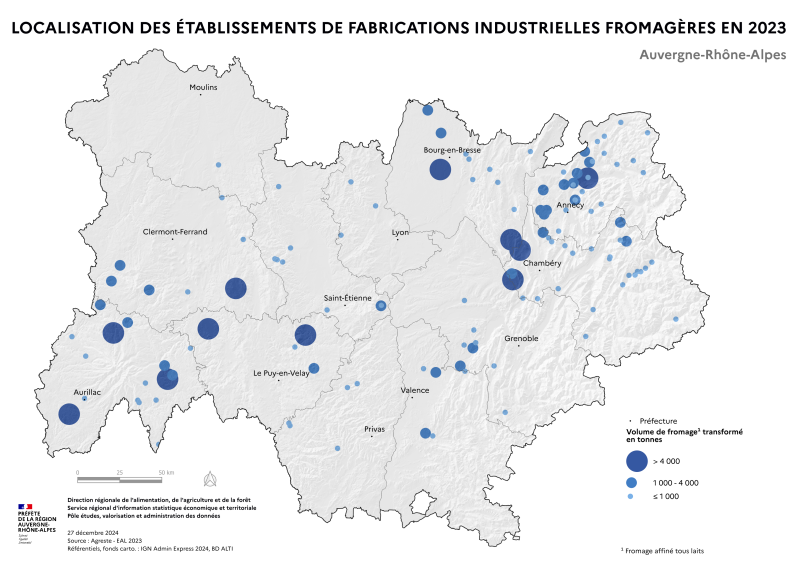 Carte illustrant la répartition des établissements de fabrications industrielles fromagères en Auvergne-Rhône-Alpes pour l'année 2023, selon les données de l'EAL. L'objectif de cette carte est de fournir une représentation visuelle de la répartition des établissements sur le territoire régional ainsi que des volumes de fromage transformé. 