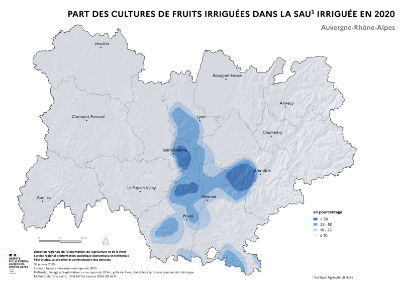 Carte représentant la part des surfaces en cultures de fruits irriguées dans la surface agricole utilisée irriguée en Auvergne-Rhône-Alpes, selon les données du Recensement Agricole 2020. La carte met en évidence les territoires où les cultures de fruits irriguées représentent la plus grande part des surfaces agricoles irriguées dans la région.