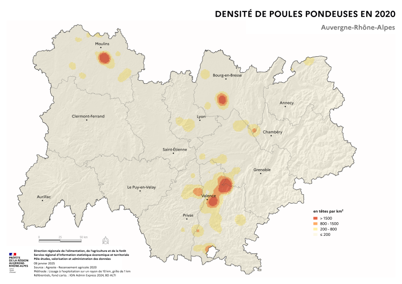 Carte représentant la densité de poules pondeuses en Auvergne-Rhône-Alpes, selon les données du Recensement Agricole 2020. La carte illustre les zones où la production d'œufs est concentrée dans la région.