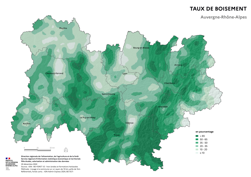 Carte illustrant la part de la surface forestière dans le territoire de la région Auvergne-Rhône-Alpes, selon les données de la BD forêt V2 (IGN).La carte met en évidence les zones où les surfaces forestières se concentrent dans la région.