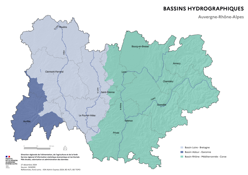 Carte illustrant les bassins hydrographiques de la région Auvergne-Rhône-Alpes selon le système SANDRE. La carte montre les différentes unités hydrographiques et leurs contours, facilitant la compréhension des réseaux fluviaux et des ressources en eau de la région. La région compte trois bassins hydrographiques : Loire-Bretagne, Adour-Garonne, Rhône-Méditerrannée-Corse.