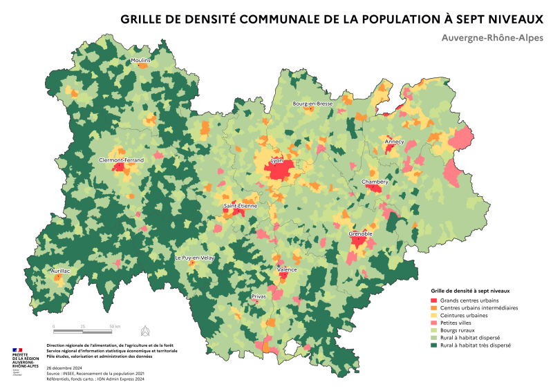 Carte représentant la répartition de la population dans la région Auvergne-Rhône-Alpes selon les données de l'INSEE de 2021. La carte illustre les zones de densité de population, mettant en évidence les agglomérations et les zones rurales moins peuplées.