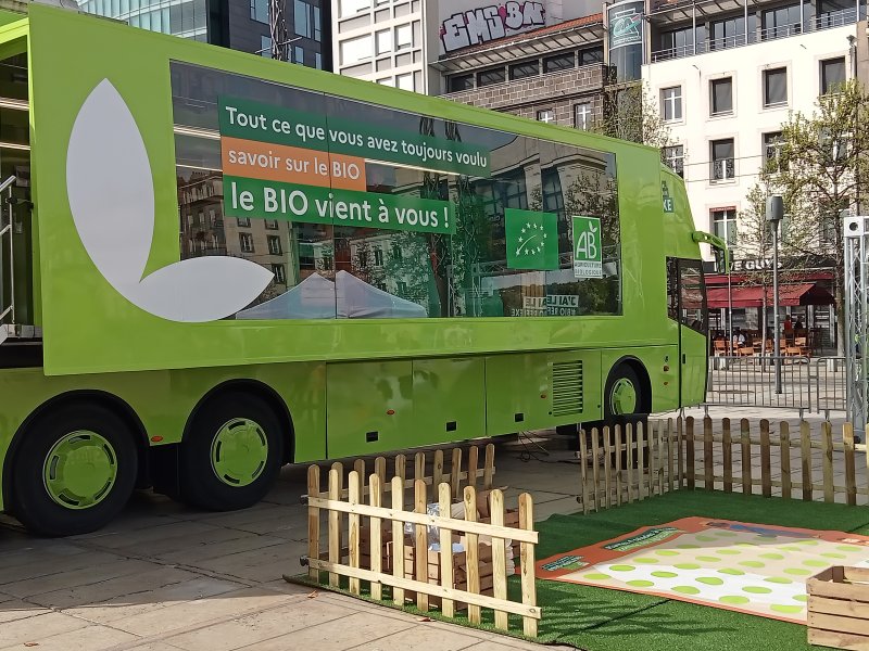 Image 3 : le bus du Bio Tour